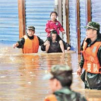 巴中市嚴重水浸，救援人員救出受困孩子。	（中新社圖片）