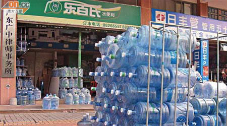 中山市民增購桶裝礦泉水應對鹹潮。	（黃少君攝）