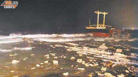 運沙船擱淺斷裂，海面遍布油污。（本報基隆傳真）
