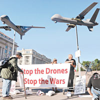 反戰人士在自由廣場擺放美軍無人戰機及在戰爭中被炸死的「嬰兒」模型。（中新社圖片）