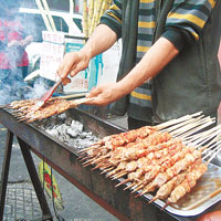 羊肉廣受食客歡迎。內地街頭不時有羊肉串售賣。（資料圖片）