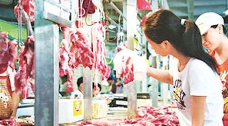 內地瘦肉精問題嚴重，顧客挑選肉類時要特別小心。（資料圖片）