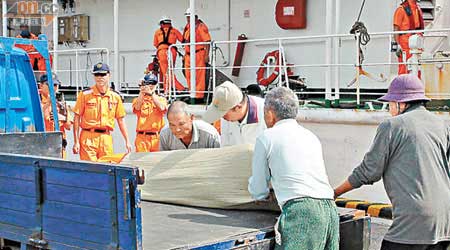 兩名遇難船員遺體已被打撈上岸。（本報澎湖傳真）