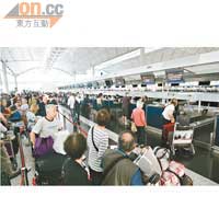 香港國際機場的澳航櫃位昨日擠滿旅客。