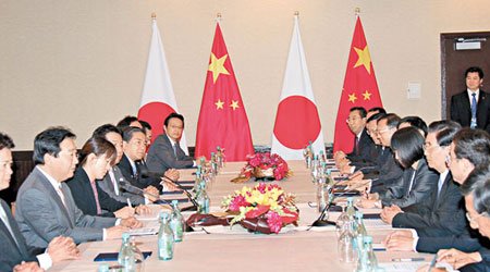 胡錦濤（右三）率團與野田佳彥（左二）等日本代表會晤。（中新社圖片）