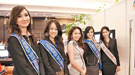 印尼派出美女擔任系列峰會的形象大使。（中新社圖片）