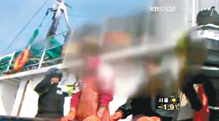 南韓海警登上中國漁船帶走船員。（電視畫面）
