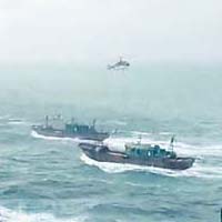 大批中國漁船趕往聲援。（電視畫面）