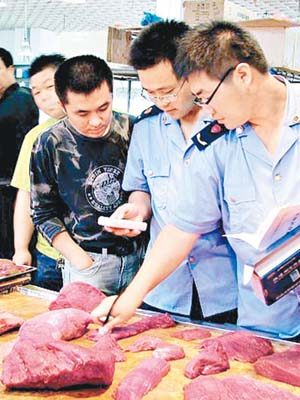 深圳執法人員不時抽查肉檔。（資料圖片）