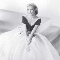 嘉麗絲姬莉王妃（Grace Kelly）<br>已故摩納哥王妃嘉麗絲姬莉，一九五四年參演希治閣執導的《後窗》，穿上服裝設計師Edith Head的露肩晚裝，凸顯含羞答答的氣質。