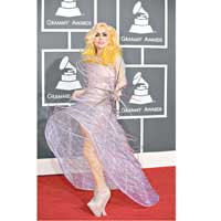 Lady GaGa <br>形象百變的美國歌手Lady GaGa，由Armani設計的衞星裙子令人印象難忘。