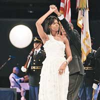 米歇爾（Michelle Obama） <br>美國第一夫人米歇爾○九年出席總統奧巴馬就職典禮時，穿上由台灣設計師吳季剛設計的白色斜膊泰山裝長裙，更讓吳季剛蜚聲國際時裝舞台。