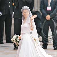 凱瑟琳（Catherine Middleton）<br>英國劍橋公爵夫人凱瑟琳四月下嫁威廉王子時的婚紗，由時裝品牌Alexander McQueen創作總監設計。