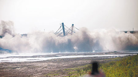 瀏陽河大橋被當局爆破拆除。（中新社圖片）