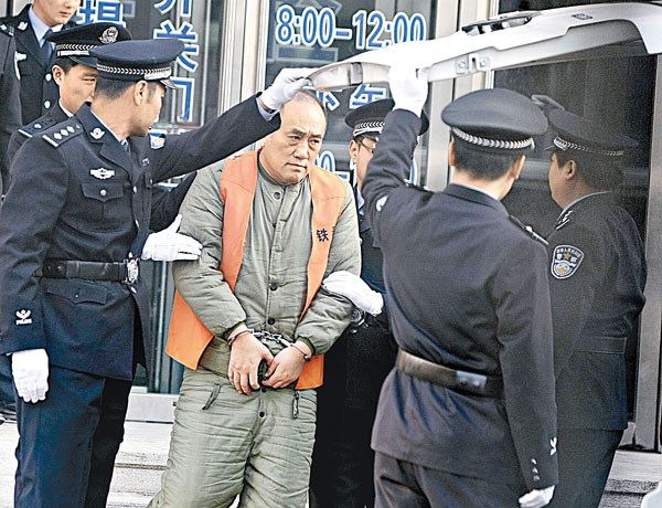 原陝西國力俱樂部總經理王珀被押離鐵嶺市中級法院。（中新社圖片）