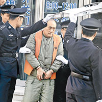 原陝西國力俱樂部總經理王珀被押離鐵嶺市中級法院。（中新社圖片）