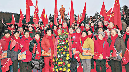 湖南韶山的毛澤東銅像廣場，民眾敬獻花籃。（中新社圖片）