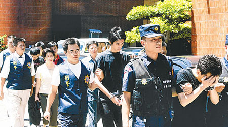 台北詐騙案高企，圖為當地警方搗破一個詐騙集團。（資料圖片）