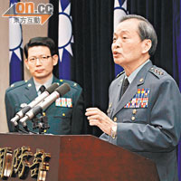 台灣國防部副部長趙世璋（右）宣布兵役改革計劃。（本報台北傳真）