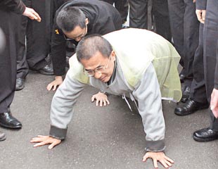 三跪九叩祭岳母 阿扁奔喪呼冤