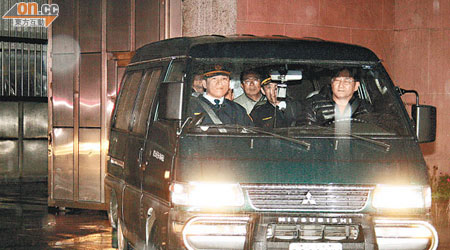 陳水扁坐小型巴士從台北監獄出發，南下奔喪。（張偉御攝）