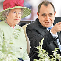 薩蒙德（右）爭取蘇格蘭脫離英國。圖為他○七年與英女王出席公開場合。（資料圖片）