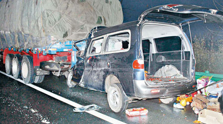安徽車禍中肇事客貨車損毀嚴重。（中新社圖片）