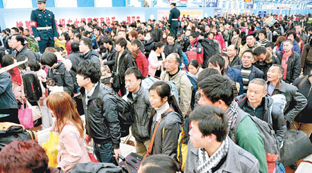 福州火車站擠滿返鄉度歲的乘客。（中新社圖片）