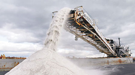 工業鹽用途廣泛，可能混有作特殊用途的金屬等雜質。（資料圖片）