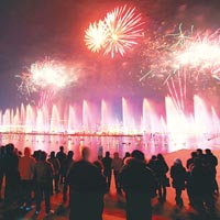 蘇州數千市民除夕夜在金雞湖畔觀看大型煙花匯演。（中新社圖片）