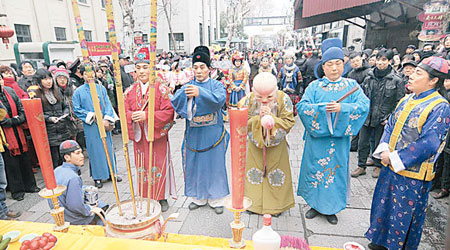 杭州民間藝人在春節期間扮演福、祿、壽、喜、財等「神仙」，為老百姓祈福。（中新社圖片）