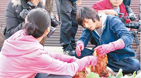 南韓民眾醃泡菜用的膠手套，亦大受中國人喜愛。（互聯網圖片）