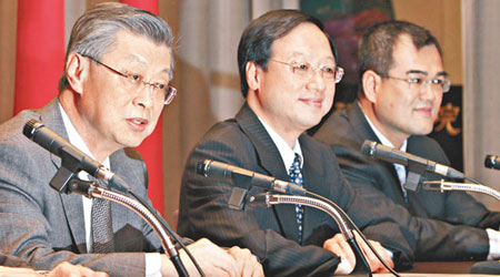 陳冲（左）在江宜樺（中）、林益世陪同下，宣布內閣成員名單。（中央社圖片）