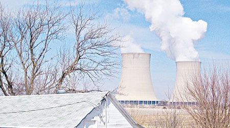 埃克塞朗核電站的二號反應堆關閉後，釋出含放射性氚的蒸氣。圖為該核電站去年釋出蒸氣。（資料圖片）
