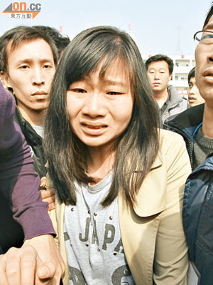 薛錦波女兒薛健婉（中）昨晨代父投票時顯得情緒激動。（本報陸豐傳真圖片）