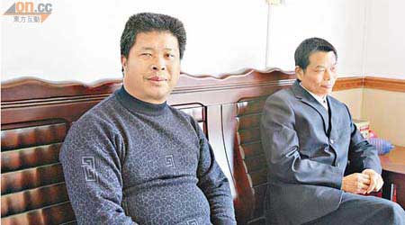 以第六高票當選的蔡義濤（左），昨早到村委會與楊色茂商討選委會工作。（本報陸豐傳真）
