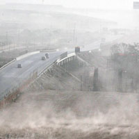 北京昨日氣溫驟降，公路上塵土飛揚。（中新社圖片）