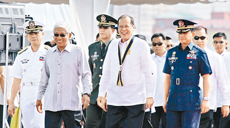 菲國總統阿基諾（前右二）去年出席購入美軍巡邏艦歡迎儀式。（資料圖片）