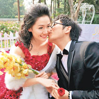 廣州一名女子身穿用九千九百九十九朵玫瑰製成的婚紗。（中新社圖片）