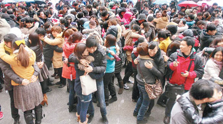 湖北武漢近千名情侶昨齊集廣場，快閃擁抱三十秒。（中新社圖片）