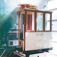 電車複製品<BR>Googleplex內放置了一輛三藩市代表交通工具有軌電車的部分複製品，員工忙累了可在車上跳上跳落，鬆鬆筋骨醒醒神。
