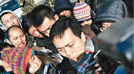 黃俊杰的代表律師遭到媒體包圍。（中新社圖片）