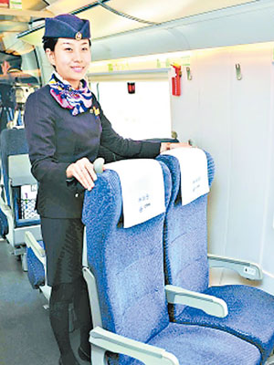 廣深港高鐵乘務員展示造價不菲的座椅。（資料圖片）