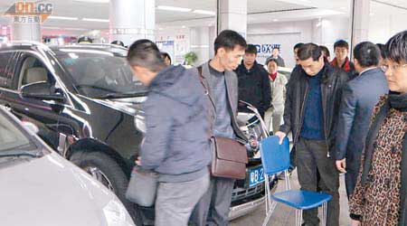 債主連日來在二手車行外守候。（黃少君攝）