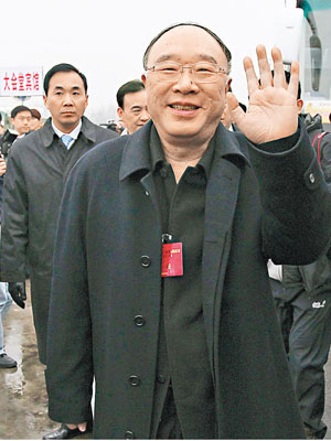 將出席會議的重慶市長黃奇帆昨抵達首都機場。（中新社圖片）