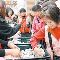 士林市場的雞蛋促銷活動，吸引大批民眾光顧。（本報台北傳真）