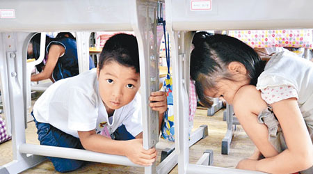 日本當局在去年大地震後加強了全國地震演習，圖為東京小學生參與演習。（資料圖片）