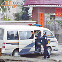 多輛警車在鎮內各街頭戒備。（本報惠東傳真）