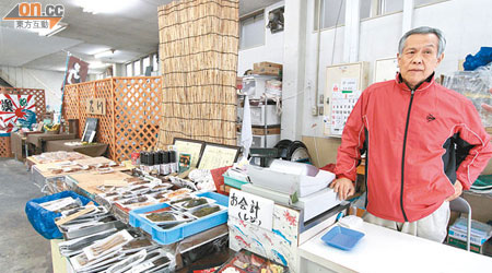 佐佐木將海產供應生意轉型為經營食店，為居民提供廉價美食。
