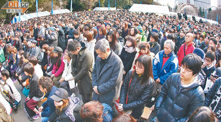 大批東京市民前往日比谷公園參與悼念活動。（伍鎮業攝）